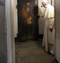 Papa Francesco nella cella di p. Kolbe