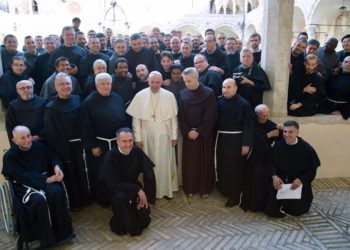Papa Francesco con i frati Assisi 2016