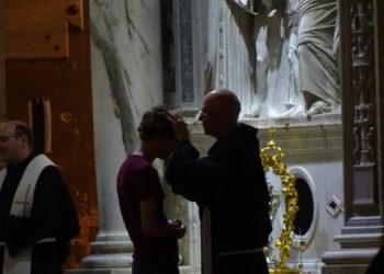 Frate benedice ragazza