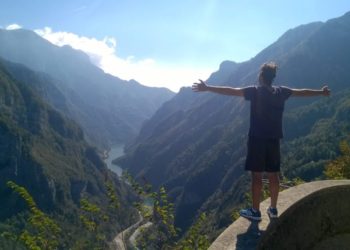 Giovane ammira paesaggio