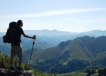 Pellegrino gurda l'orizzonte
