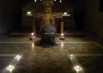 Frate adora la croce