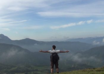 a braccia aperte sul cammino