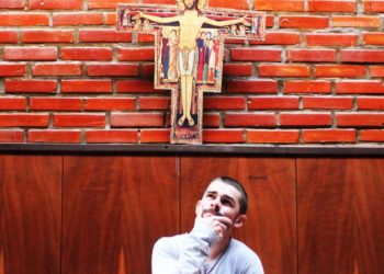 Giovane e crocifisso