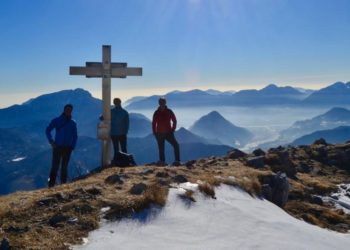Uomini sul monte con una croce
