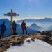 Uomini sul monte con una croce