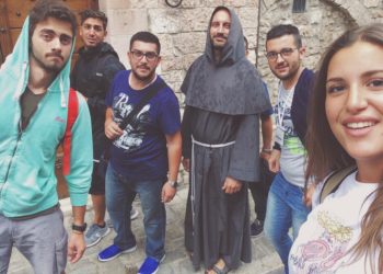 fra francesco con ragazzi assisi 2017