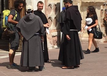 frati con pellegrino a piedi