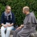 frate parla con un giovane ad Assisi