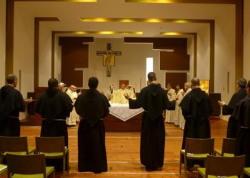 frati durante la celebrazione eucaristica