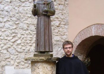fra Francesco con san francesco statua