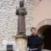 fra Francesco con san francesco statua
