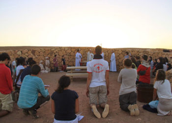 giovani francesi in preghiera