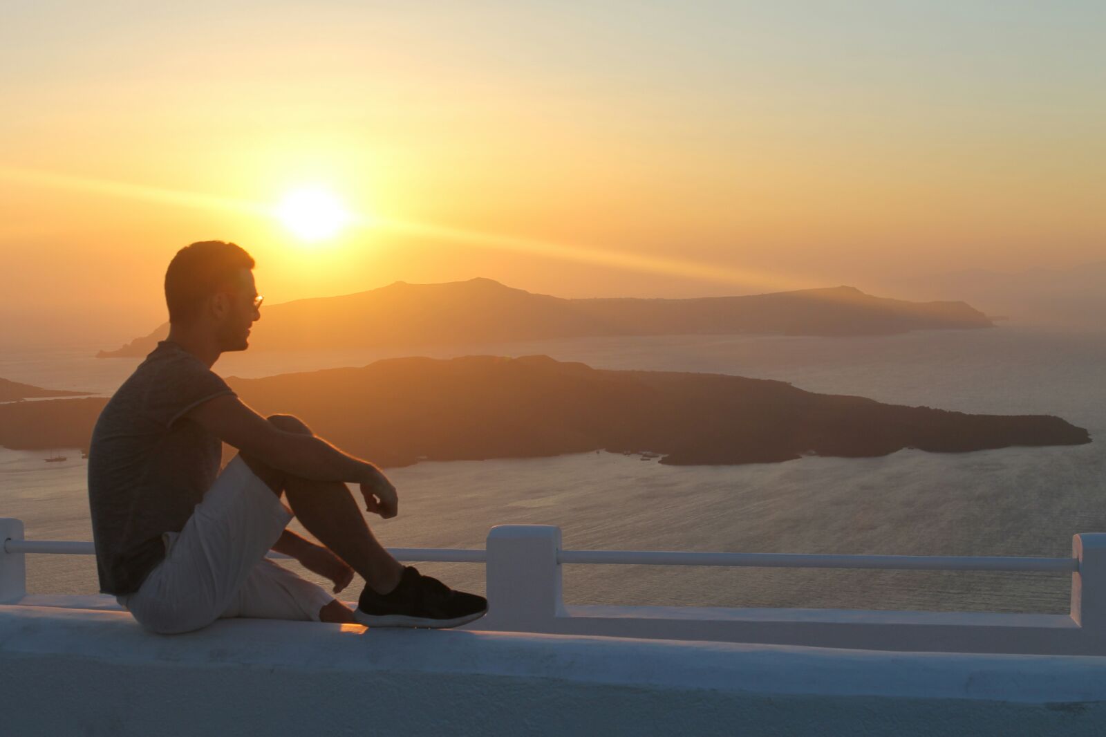 Giovane guarda orizzonte tramonto