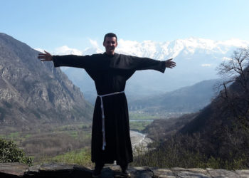 frate a braccia aperte