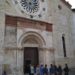 Giovani davanti al convento di Brescia