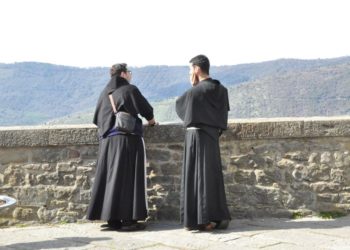 due frati che guardano l'orizzonte