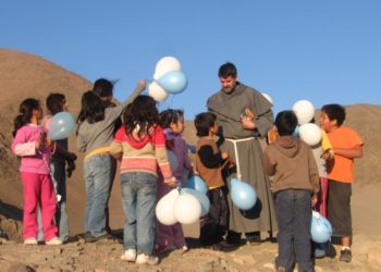 fra Tullio e i bambini in Cile