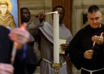 frati accendono candela