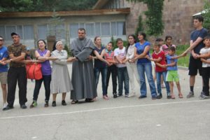 frati e bambini Libano