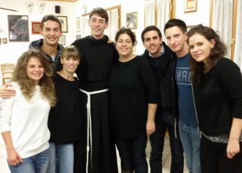 fra massimiliano con gruppo di amici