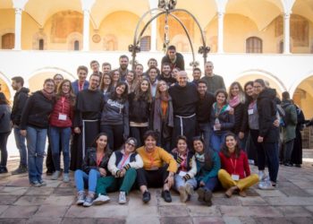 frati e giovani al pozzo