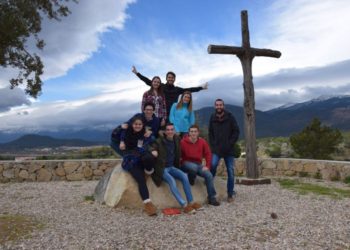 giovani spagnoli in cammino