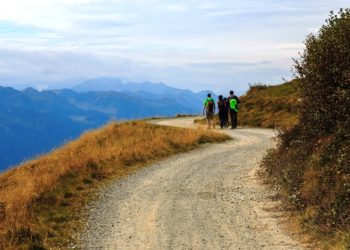 Egli vive attorno a noi