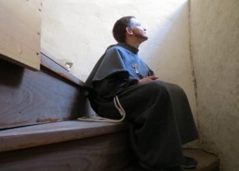 Giovane frate francescano in preghiera