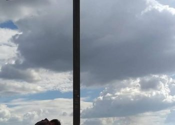 frate sotto la Croce