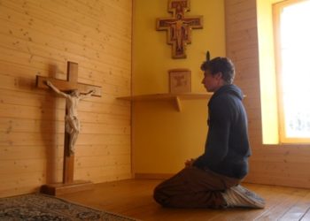 giovane in ginocchio