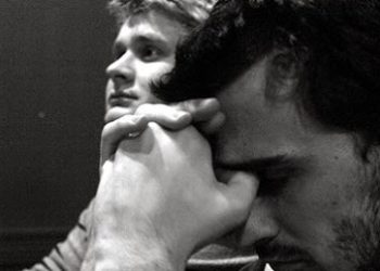 giovane in preghiera