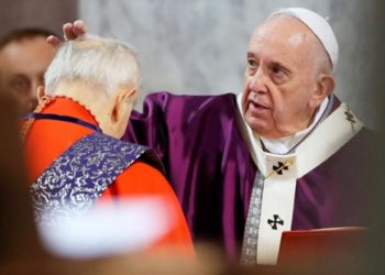 papa francesco impone le ceneri