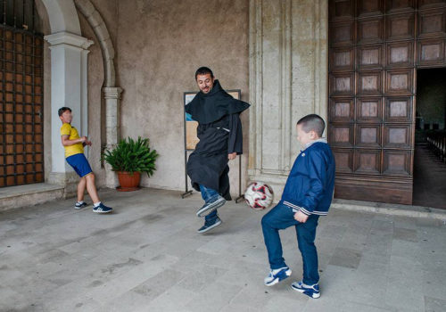 frate gioca a calcio frate gioca a calcio