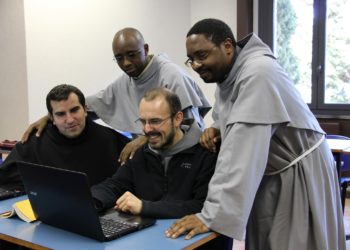 frati lavorano al pc