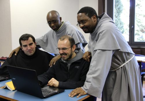 frati lavorano al pc frati lavorano al pc