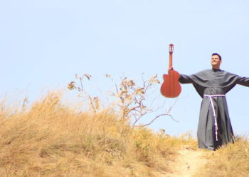 frei alex nuno con chitarra in mano