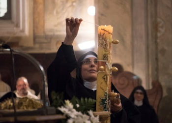 suor gloria accende il cero