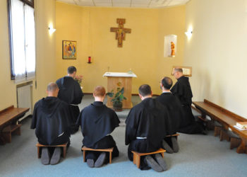 Giovani frati in cappellina