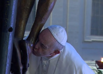 Papa-Francesco-bacia-il-Crofecisso-Miracoloso