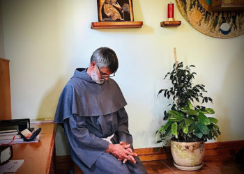 fra Tullio Pastorelli in preghiera