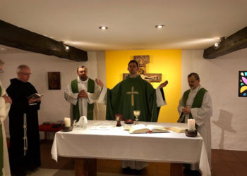 Frati celebrano la messa