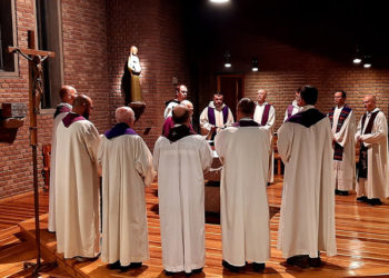 frati cile celebrano la messa