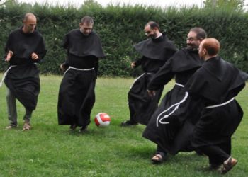 frati che giocano a calcio