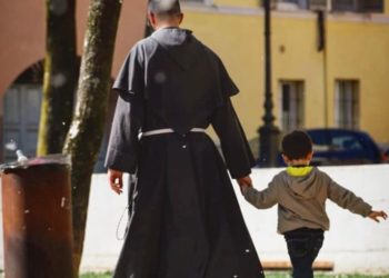frate francescano e bambino per mano