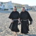 frati passeggiano in spiaggia