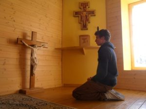 giovane in ginocchio