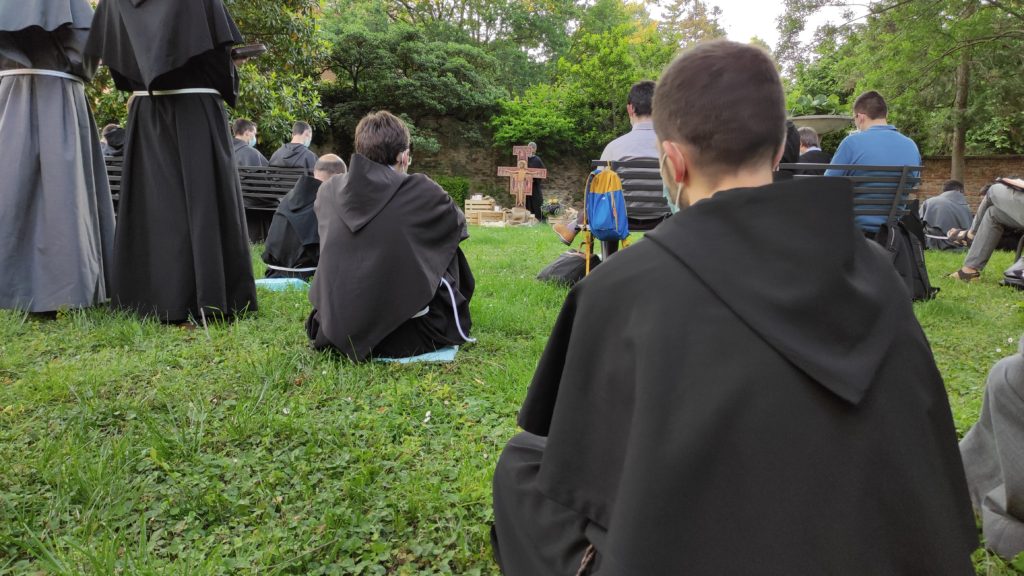 giovani frati in preghiera giardino