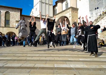 giovani felici ad assisi gioia