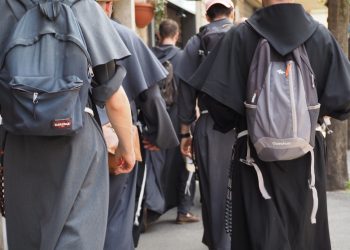 frati camminano strada tonaca zaino pellegrini